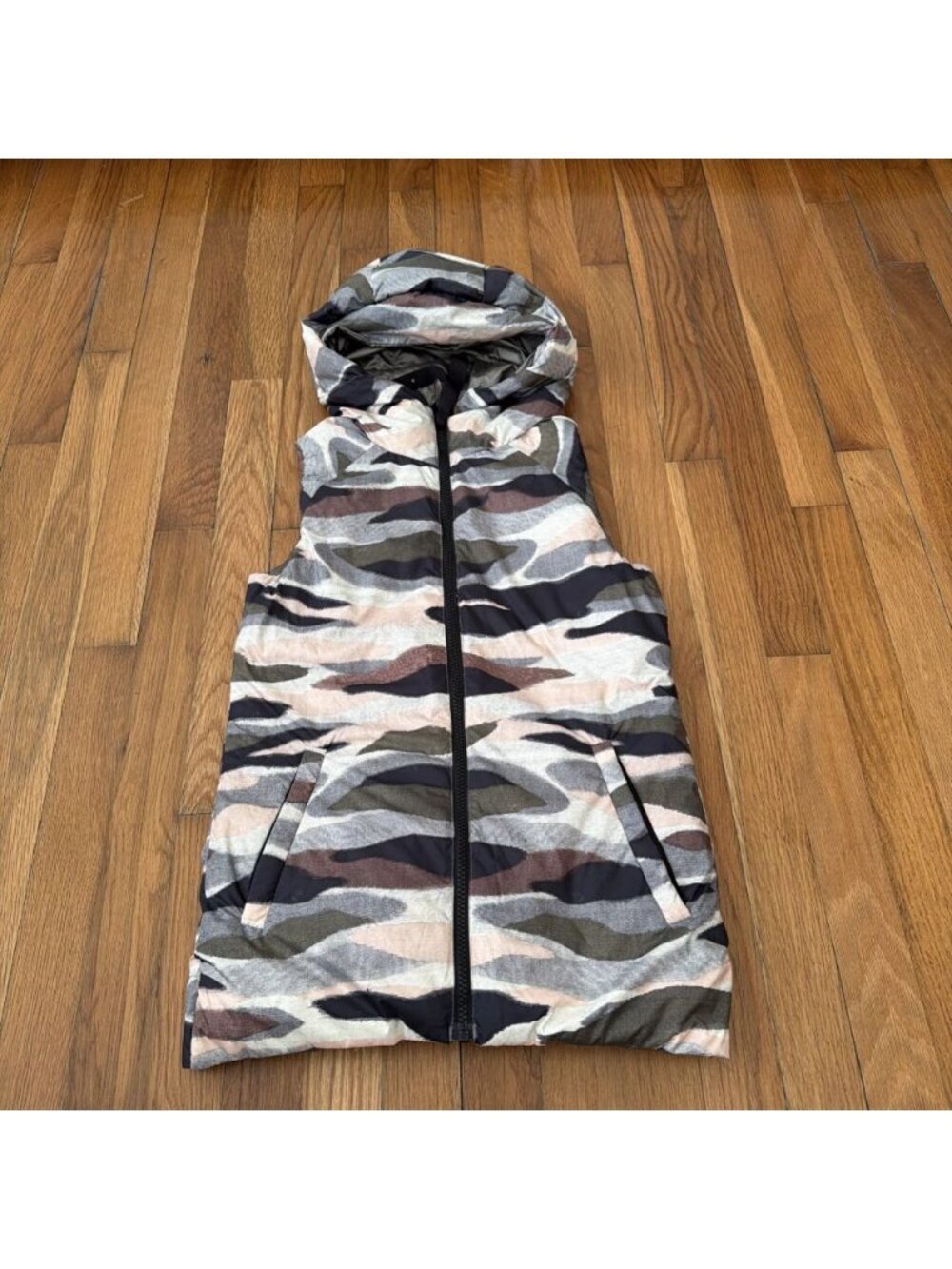 Lululemon Women's The Fluffiest Reversible Down Camo Vest Size 2 (Q12)